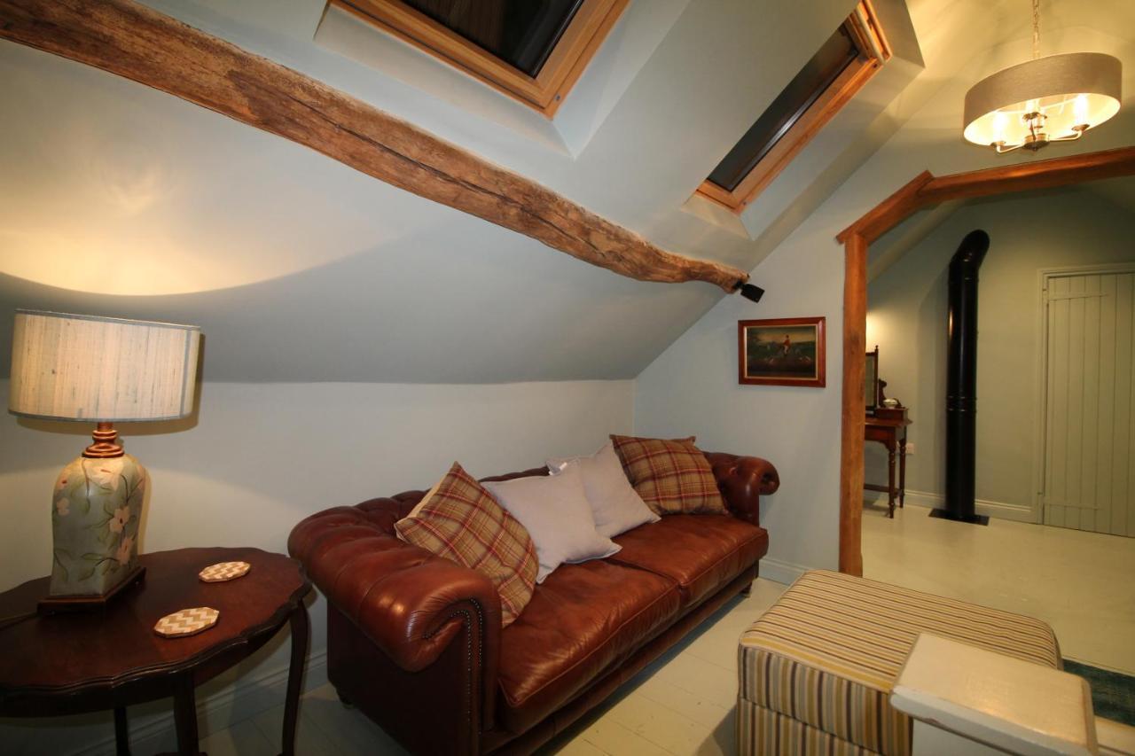 The Coach House Villa วิทบี ภายนอก รูปภาพ
